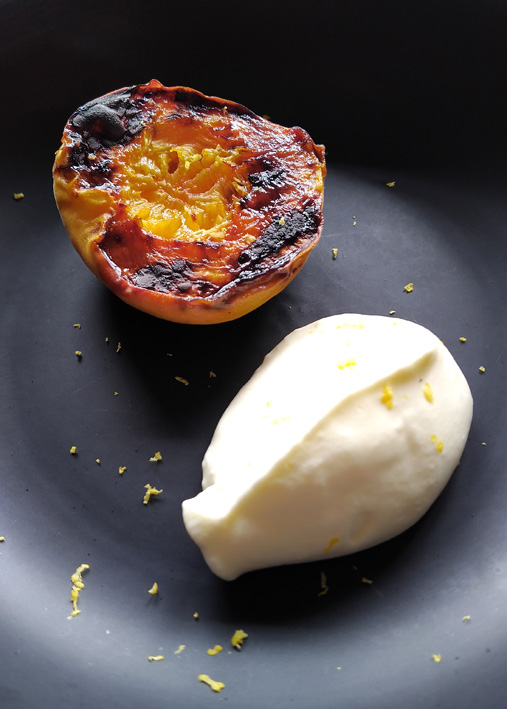 Kith Restaurante Kith Restaurante Pessego assado com creme batido - Kith Restaurante